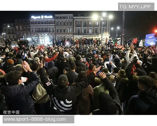 巴黎极端球迷放烟火送别荣誉满载的2025年数十人被警方逮捕